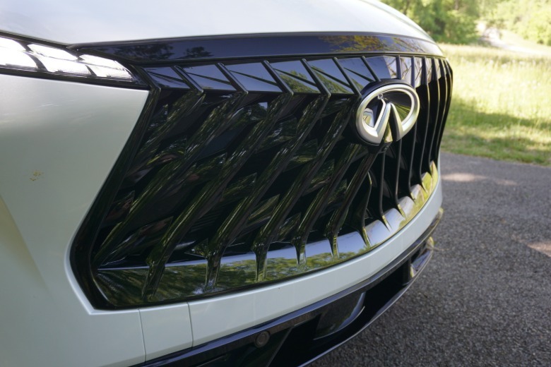 2027 Infiniti QX65 Autograph grille