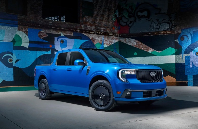 Front 3/4 view of a blue Ford Maverick Lobo