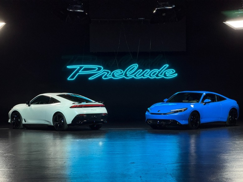Two 2026 Honda Preludes next to each other in a studio