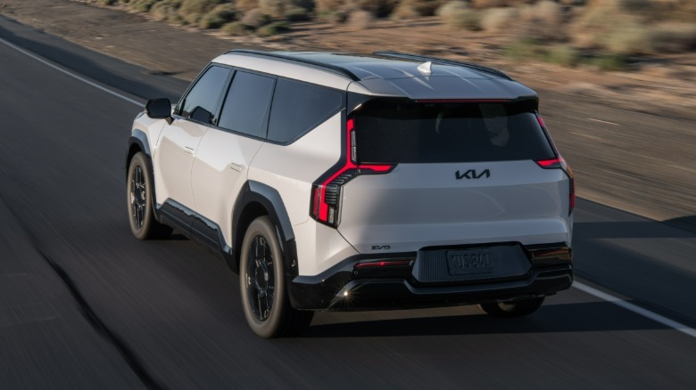 सफ़ेद किआ EV9 का पिछला 3/4 दृश्य