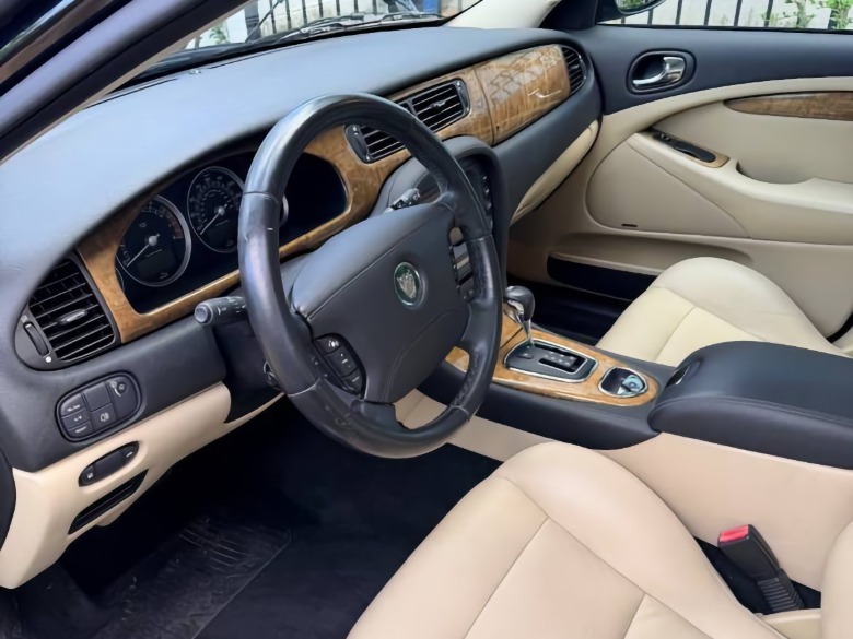 2005 Jaguar S-Type R dashboard