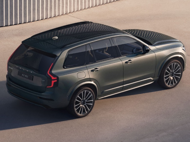 2028 Volvo XC90 T8 rear 3/4 view