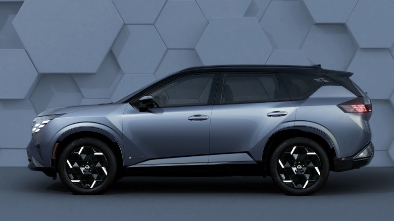 Side view of a silver 2027 Nissan Rogue e-Power