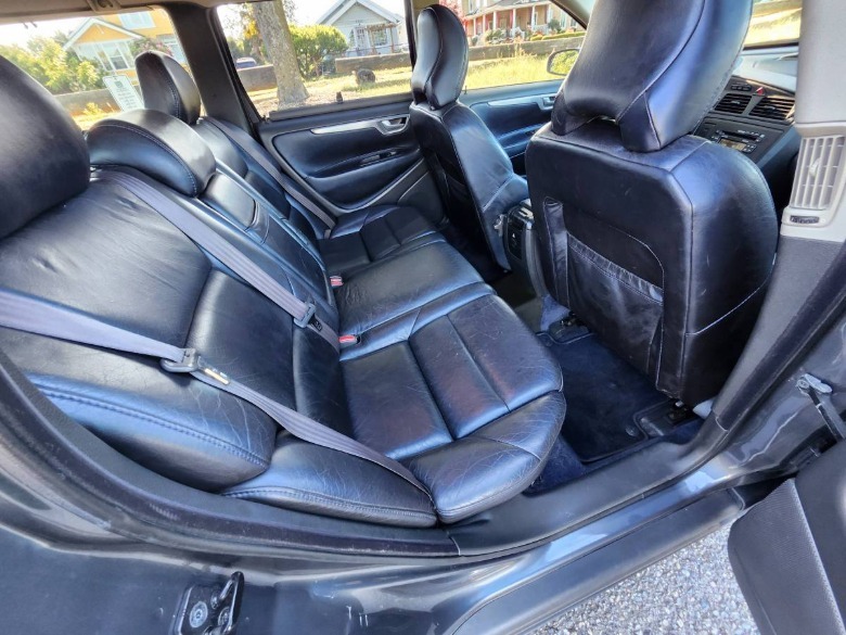 2004 Volvo V70R back seat image