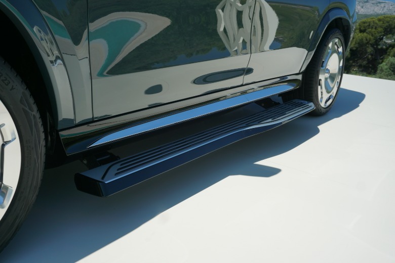 2027 Mercedes-Maybach GLS680 running board
