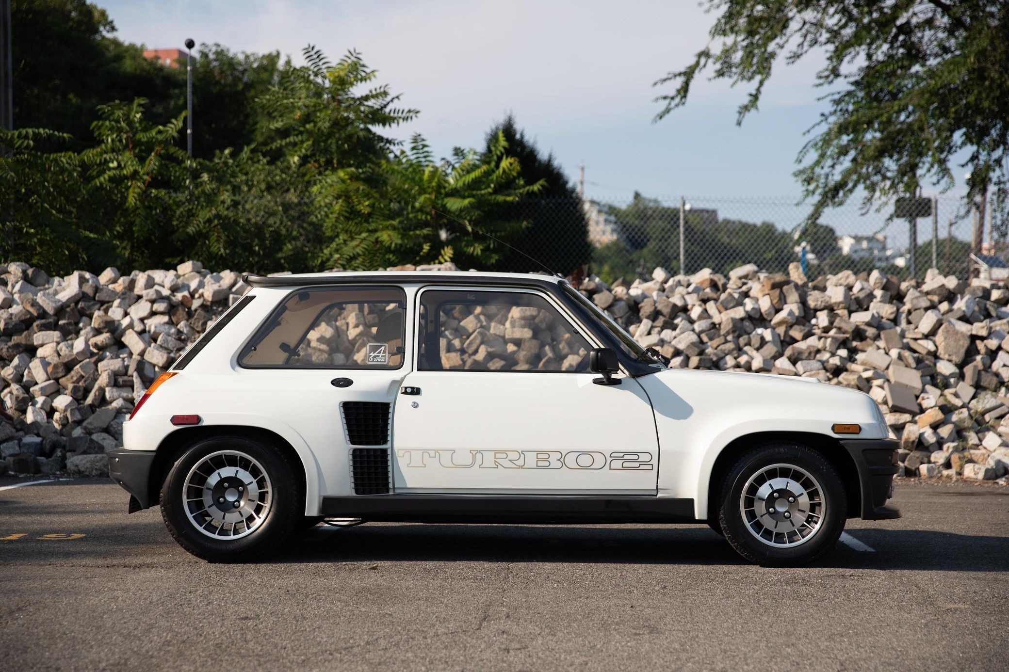 Side view of a white Renault 5 Turbo II