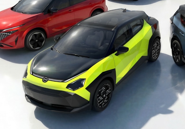 FRont 3/4 view of a green Nissan Juke EV