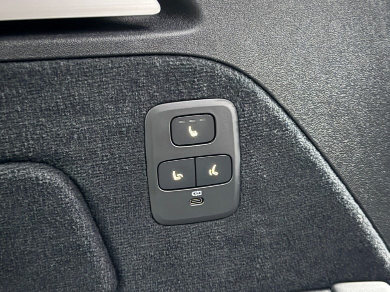 2027 Audi Q9 rear control panel