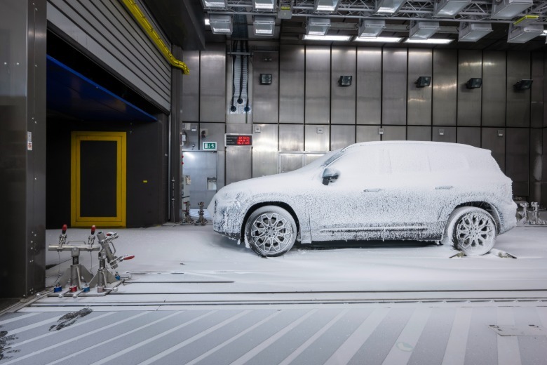 Side view of a snow-covered Mercedes-Benz GLB in a wind tunnel