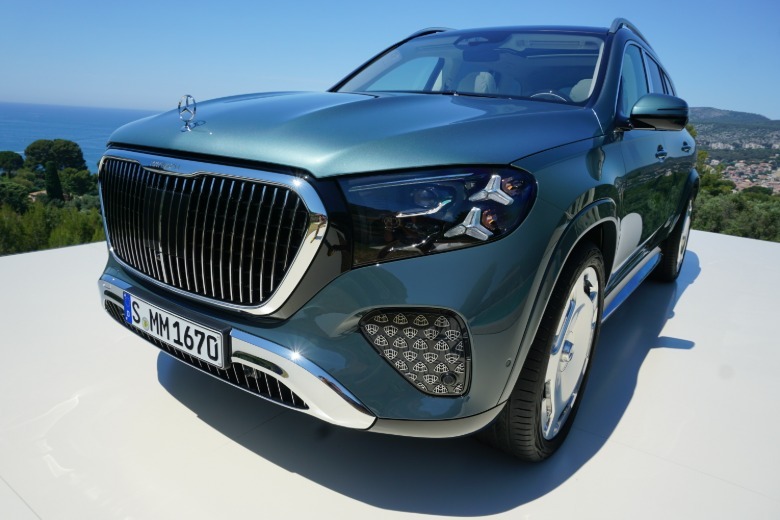 2027 Mercedes-Maybach GLS680 front 3/4 view