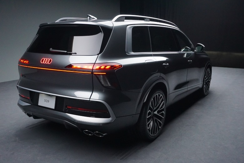 2027 Audi SQ9 rear 3/4 view