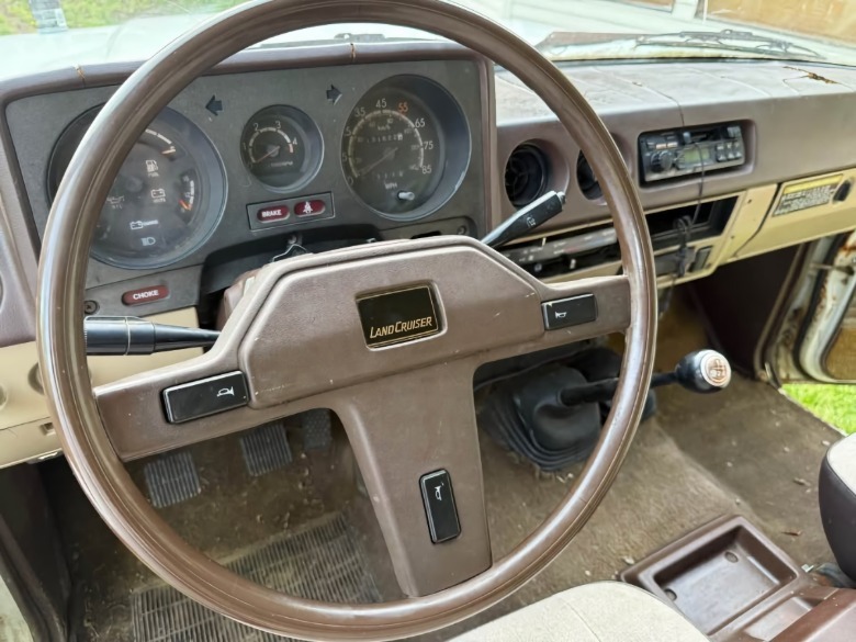 SBC-powered 1983 Toyota Land Cruiser dashboard image