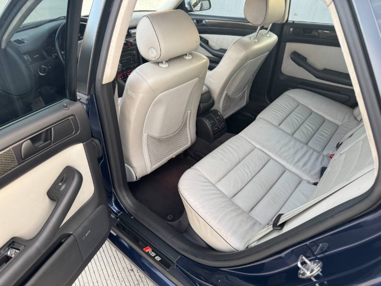 2003 Audi RS6 back seat space image