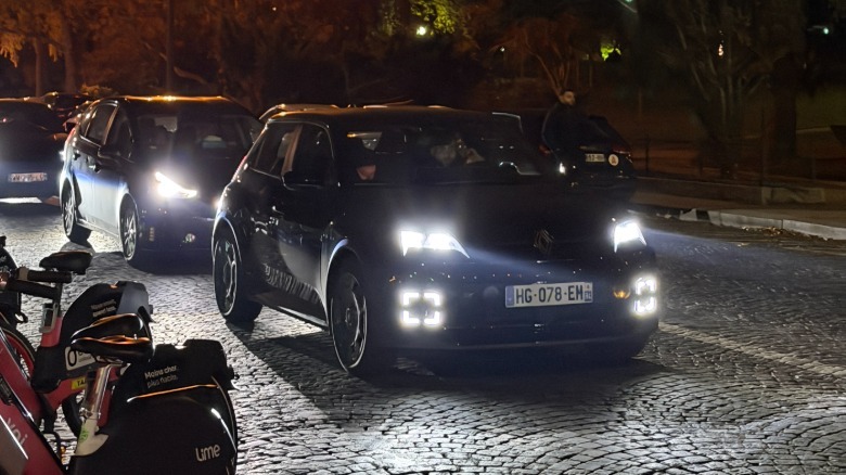 Front 3/4 view of a new Renault 5 at night