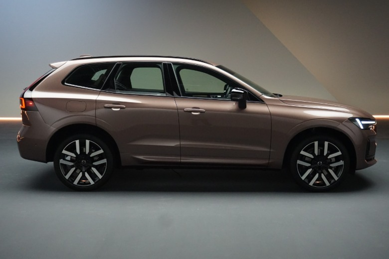 2028 Volvo XC60 T8 side profile