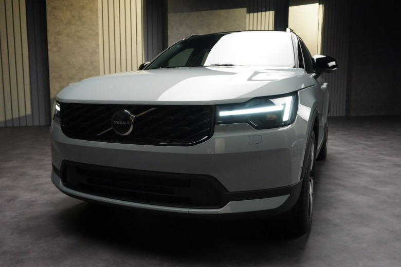 2028 Volvo XC40 front 3/4 view