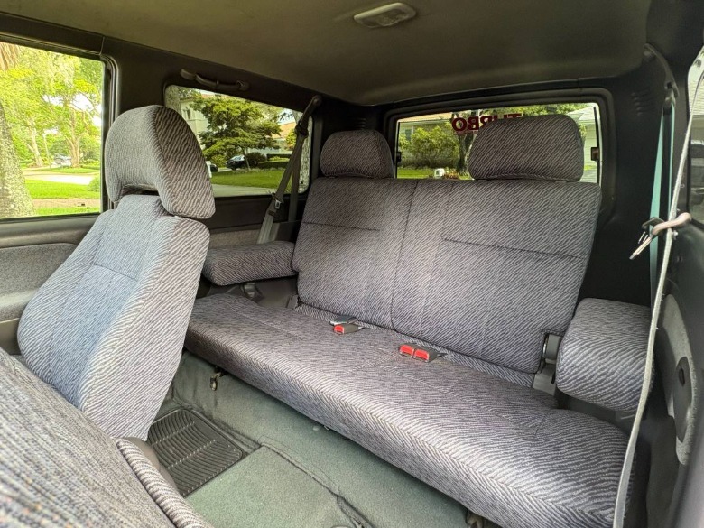 1998 SsangYong Korando Rear Seat image