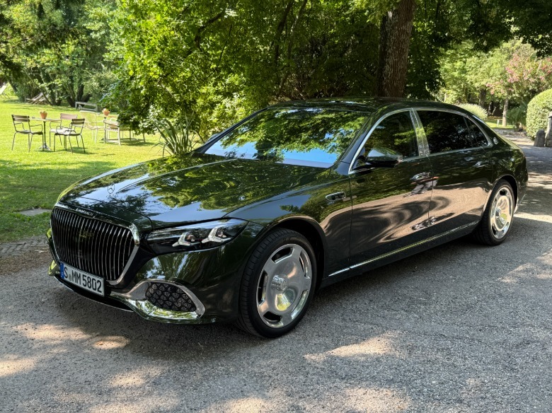 2027 Mercedes-Maybach S580 front 3/4 view