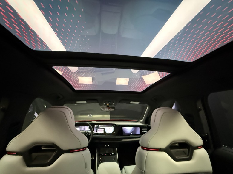 2027 Audi Q9 panoramic roof