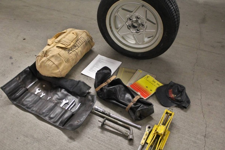 1980 Ferrari 308 GTS tools