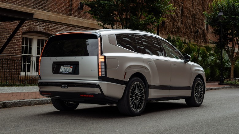 सिल्वर Hyundai Ioniq 9 का पिछला 3/4 दृश्य