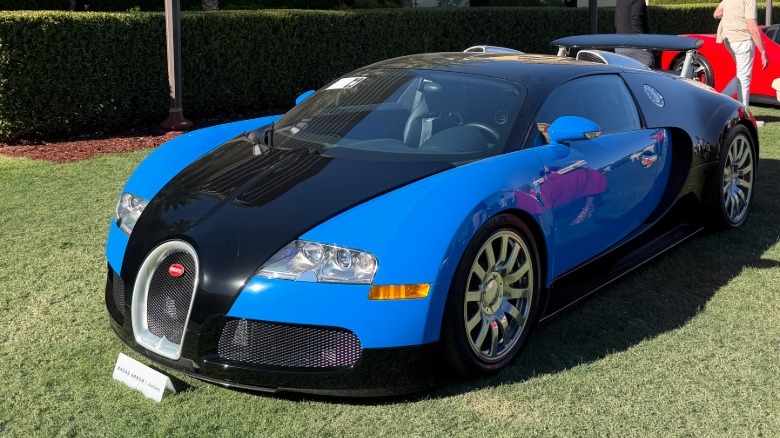 Front 3/4 position of a bluish and achromatic Bugatti Veyron