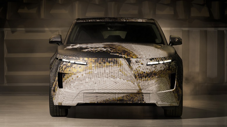 Front end of a camouflaged Range Rover GT