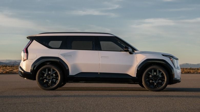 सफ़ेद किआ EV9 का पार्श्व दृश्य