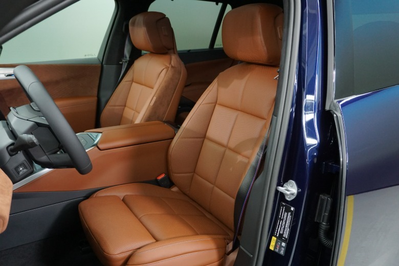 2027 BMW iX5 60 xDrive front seats