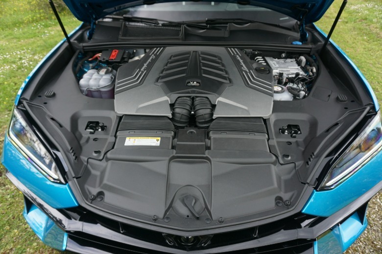 2025 Lamborghini Urus SE engine