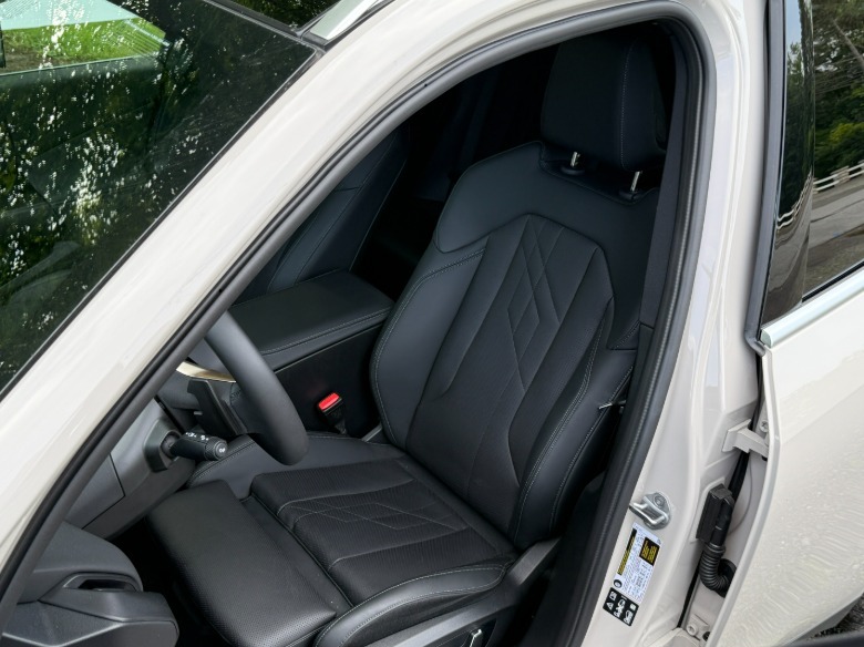 2025 BMW X3 xDrive30 front seat