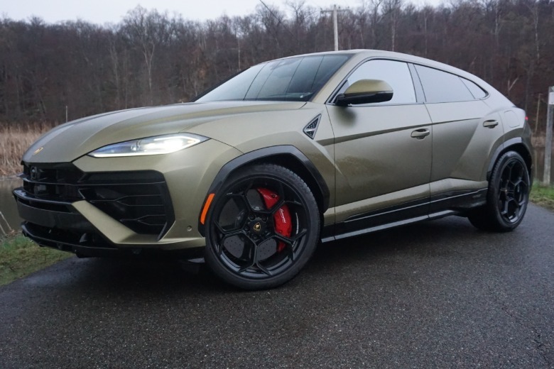 2025 Lamborghini Urus SE front 3/4 view