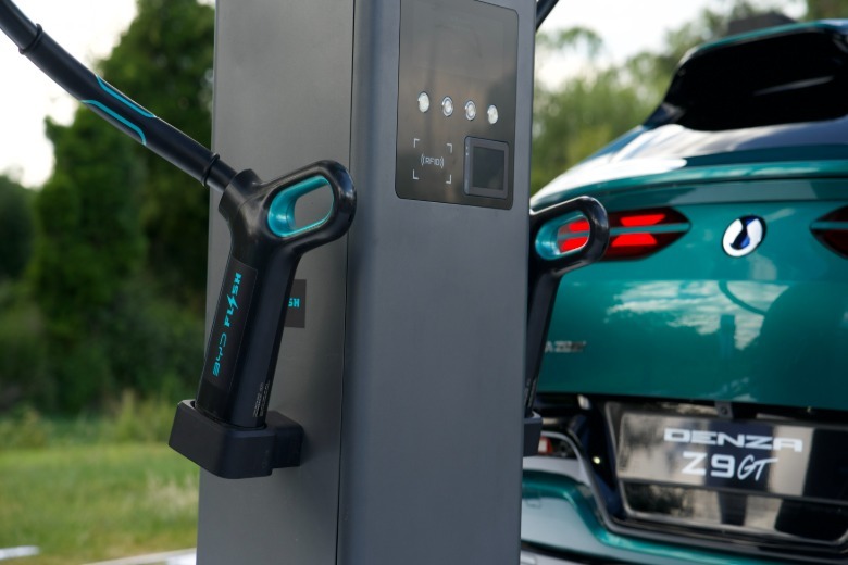 A close-up of BYD's Flash Charging plug.
