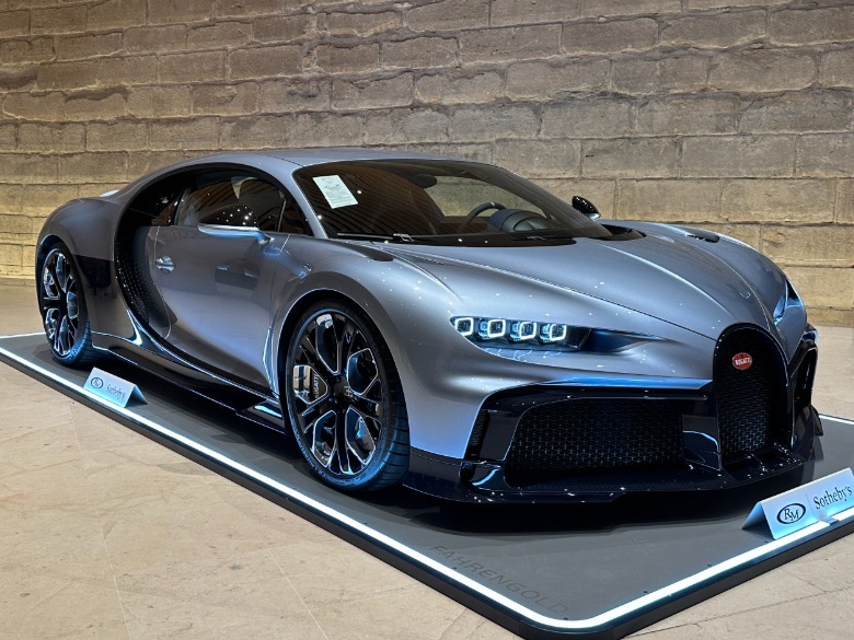 Front 3/4 view of the Bugatti Chiron Profilée