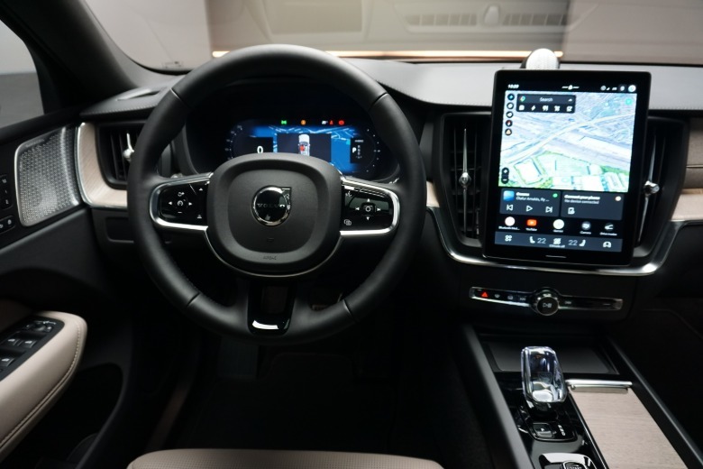 2028 Volvo XC60 T8 dashboard