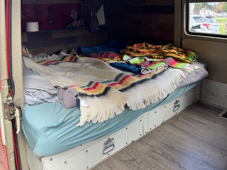 1989 Volkswagen LT35 camper bed image