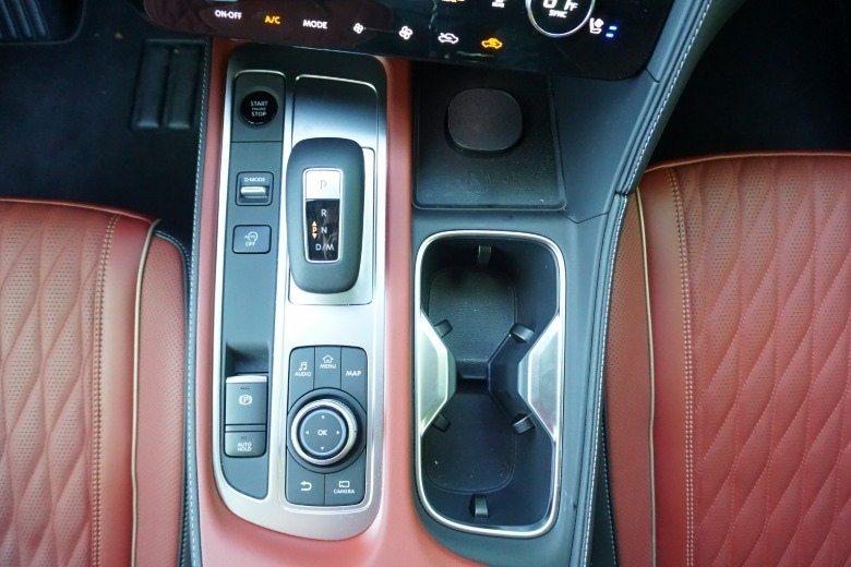 2027 Infiniti QX65 Autograph center console