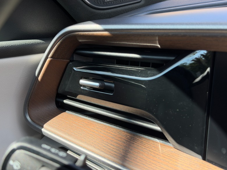 Air vent detail in a 2027 Volkswagen Atlas