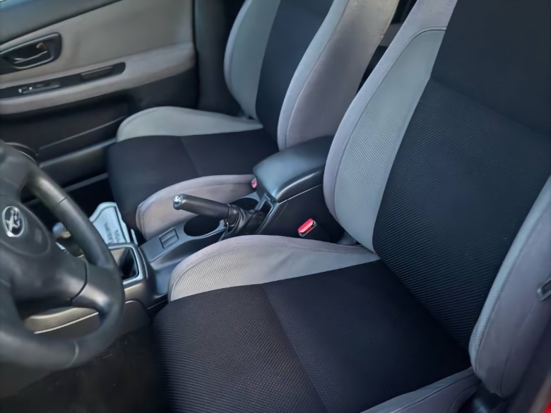 2006 Subaru Impreza front seat detail image