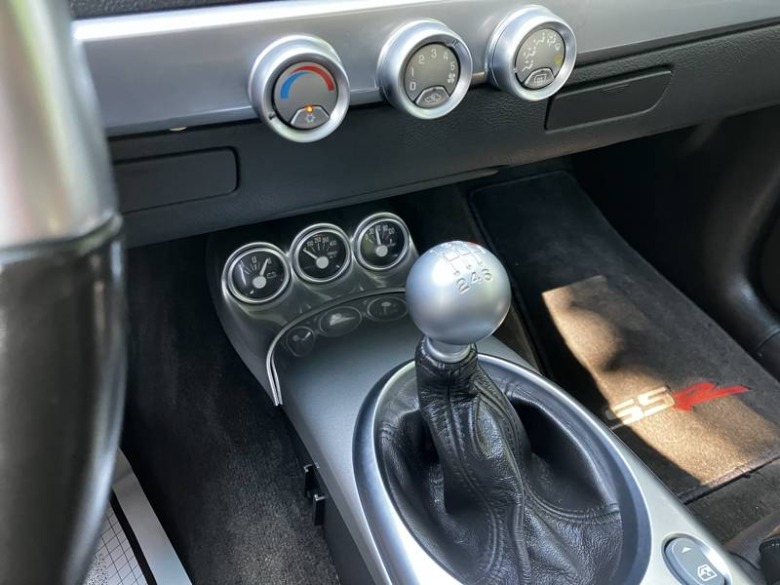 2005 Chevrolet SSR six-speed shifter image
