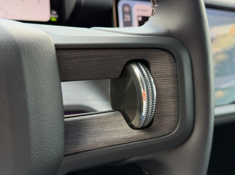 Haptic halo wheel of a Rivian R2