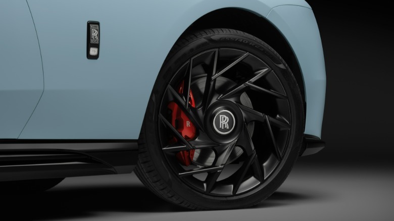 Front wheel of a blue Rolls-Royce Spectre Series II Black Badge