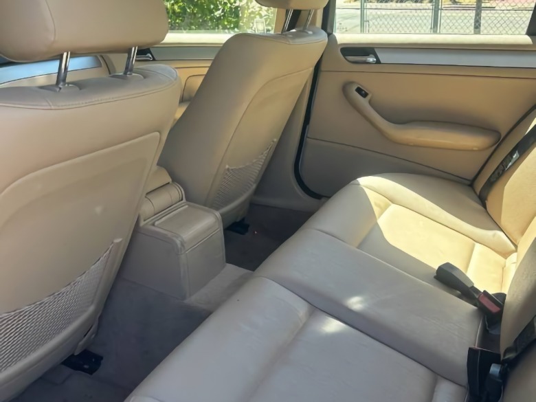 2005 BMW 320i rear seat image