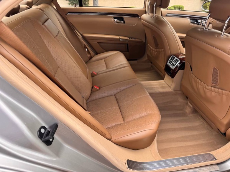 2007 Mercedes-Benz S550 rear seat space image