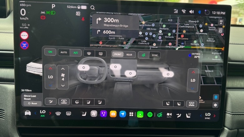 A photo of the on-screen air vent controls in the Grandeur with a black interior