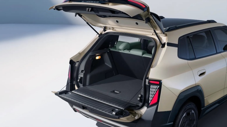 Open split tailgate of the Dongfeng Vigo.