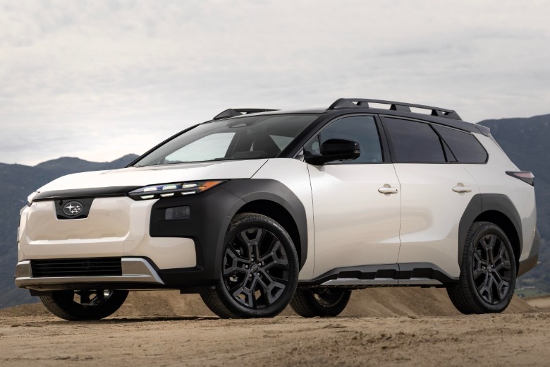 Front 3/4 view of a white Subaru Trailseeker