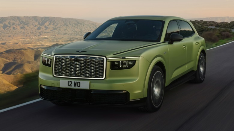 Front 3/4 view of a green Bentley Torcal