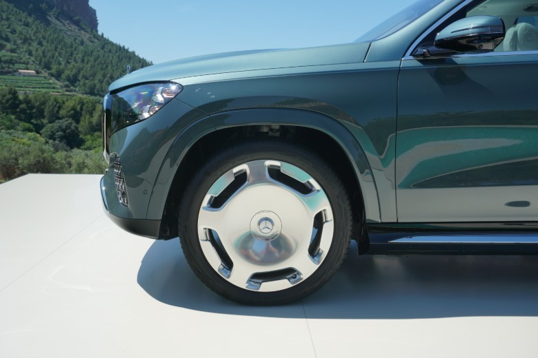 2027 Mercedes-Maybach GLS680 front wheel