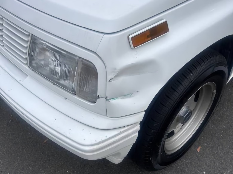 1993 Geo Tracker fender dent image